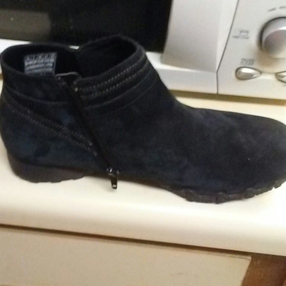 Skechers black suede size 10 wide booties